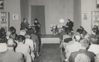 Sessão de poesia dirigida por Carlos Wallenstein, na sala das conferências do Palácio Valenças com a presença do escritor Francisco Costa.
