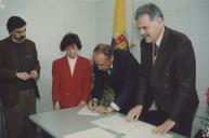 Presidente da Câmara Municipal de Sintra João Justino e Vereador Lino Paulo na assinatura do protocolo com a Imprensa Regional no mercado do Cacém.