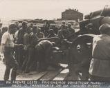 Na frente leste, prisioneiros Soviéticos auxiliam o transporte de um canhão Russo durante a II Guerra Mundial.