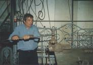António, o ferreiro, a trabalhar o ferro na sua oficina sita na Rua Consiglieri Pedroso na Vila Velha, em Sintra.