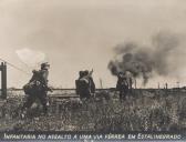 Infantaria no assalto a uma via férrea em Estalinegrado durante a II Guerra Mundial.