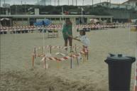 Jogos de limpeza na Praia das Maçãs.