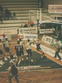 Jogo de basquetebol no Pavilhão Desportivo de Queluz.
