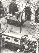 Chaimite estacionada no Largo do Carmo com militares e populares durante a revolução de 25 de abril de 1974.