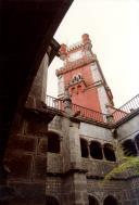Vista parcial dos claustros e da torre do relógio do Palácio Nacional da Pena.