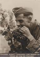 Soldado Alemão trincando com prazer um cacho de uvas do Caucaso durante a II Guerra Mundial.