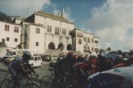 Ciclistas no Largo rainha Dona Amélia durante o Grande prémio de ciclismo "A Capital".