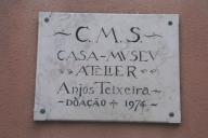 Placa na entrada da casa-museu-atelier Anjos Teixeira, na Volta do Duche.