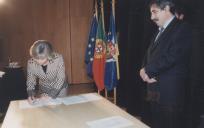Assinatura de documentação, pela presidente da CMS, Drª. Edite Estrela.