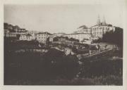 Fachadas sul e leste do Palácio nacional de Sintra ainda com as casas do almoxarifado, da guarda da Rainha e a casa dos limoeiros na Volta do Duche.