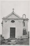 Fachada principal da capela de Nossa Sr.ª da Praia das Maçãs, mandada construir por Alfredo Keil em 29 de Agosto de 1890.