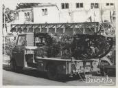 Carro de bombeiros no largo dr. Gregório de Almeida durante as festas de Nossa Senhora do Cabo Espichel, na freguesia de São Martinho em Sintra.