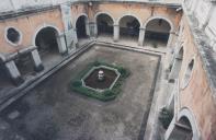 Jardim no interior do Convento de Santa Ana do Carmo em Gigarós, Colares.