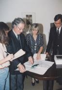 Entrega do dossier de candidatura de Sintra a Património Mundial ao Presidente da Unesco, Frederico Mayor Zaragoza, por Edite Estrela, Presidente da Câmara Municipal de Sintra, Guilherme de Oliveira Martins e José Cardim Ribeiro.