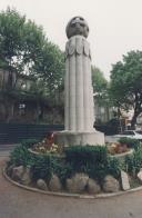 Monumento aos Combatentes da I Grande Guerra Mundial e ruínas da Casa Mantero no Jardim da Correnteza em Sintra.