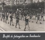 Desfile de falangistas em Santander durante a II Guerra Mundial.