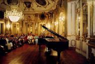 Público a assistir ao Concurso Internacional de Piano Vendôme, Recital de Finalistas, no Palácio Nacional de Queluz, sala da música, durante o Festival de Música de Sintra.