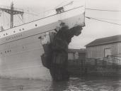 Kertosono navio de carga, com um rombo e atracado no porto durante a II Guerra Mundial.