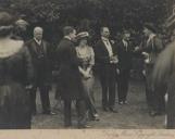 Augusta Victoria of Hohenzollern com o marido Dom Manuel II e Dona Amélia num jardim em Londres.