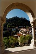 Vista parcial da Vila de Sintra com o Castelo dos Mouros, Palácio Valenças e Hotel Vítor tirada do Palácio Nacional de Sintra. 