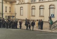 Atuação de uma banda durante as comemorações do 25 de Abril no largo Virgílio Horta em frente aos paços do concelho de Sintra.