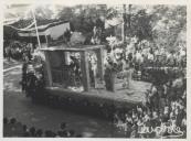 Carro alegórico durante as festas de Nossa Senhora do Cabo Espichel na freguesia de São Martinho em Sintra.