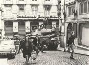 Militares, com um tanque de guerra, e populares no Chiado durante a revolução de 25 de abril de 1974. 