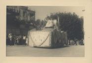 Carro alegórico representando a freguesia de Almargem do Bispo durante um cortejo de oferendas em frente ao Palácio Nacional de Sintra.