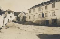 Largo fronteiro á escola primária e antigo Quartel dos Bombeiros de Almoçageme, antes das obras.