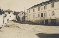 Largo fronteiro á escola primária e antigo Quartel dos Bombeiros de Almoçageme, antes das obras.