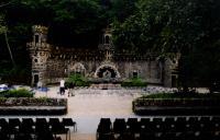 Preparação das cadeiras para o Concerto de Xuan Du / Andrei Ratnikov / Guenrik Elessin, na Quinta da Regaleira, durante o Festival de Música de Sintra.