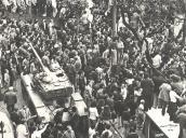 Militares e populares no Largo do Carmo durante a revolução de 25 de abril de 1974.
