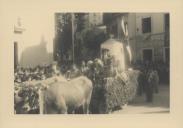 Carro de bois durante um cortejo de oferendas em frente à capela da Misericórdia na Vila de Sintra, atual largo Dr. Gregório de Almeida.