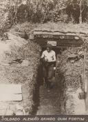 Soldado Alemão saindo de um fortim durante a II Guerra Mundial.