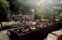 Público a assistir ao Concerto de Xuan Du / Andrei Ratnikov / Guenrik Elessin, na Quinta da Regaleira, durante o Festival de Música de Sintra.