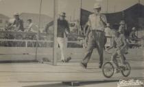 Gincana de bicicletas no ringue de patinagem da Praia das Maçãs.