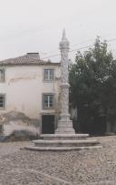 Pelourinho e antiga casa da misericórdia de Colares.