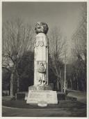 Monumento aos Combatentes da Grande Guerra na atual alameda dos Combatentes da Grande Guerra com os escudetes das freguesias de Sintra.