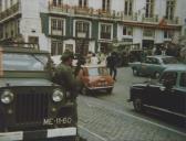 Manifestantes e militares no Largo da Trindade em Lisboa durante o 25 de Abril.