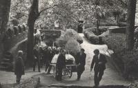 Funeral e homenagem a Ferreira de Castro e diversas personalidades na entrada para o Castelo dos Mouros.