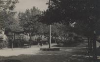 Vista parcial do jardim de Queluz entre a Avenida da República e a Rua Conde Almeida Araújo.