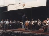 Atuação da Banda da Sociedade Recreativa de Almoçageme no largo da Igreja de Colares.