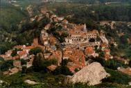 Vista tirada do Castelo dos Mouros sobre o Palácio Nacional de Sintra, Hotel Central, Torre do Relógio, Hotel Tivoli, Igreja de São Martinho, Hotel Costa, Volta do Duche e arredores.