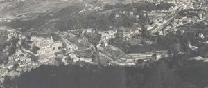 Vista aérea da Vila de Sintra, Volta do Duche, ainda com a pensão Nova Lisboa, Rio do Porto e Estefânia.