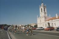 Atletas na prova "Milha Urbana de Queluz" a passar em frente ao Palácio Nacional de Queluz.