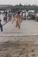 Atleta durante uma prova de saltos em cumprimento.