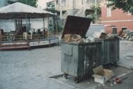 Contentores para recolha de lixo, em Sintra.