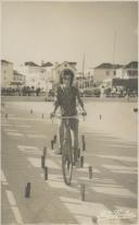 Gincana de bicicletas no ringue de patinagem da Praia das Maçãs.