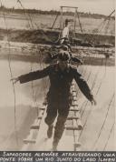 Sapadores Alemães atravessando uma ponte sobre um rio junto do Lago Ilmen durante a II Guerra Mundial.