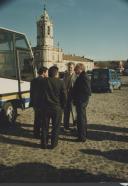 Visita de uma comitiva oficial no largo do palácio nacional de Queluz aquando da apresentação do Plano Diretor Municipal de Sintra.